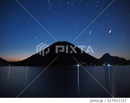 夜明けの榛名山と流れる星々（20250629031652） 127915137