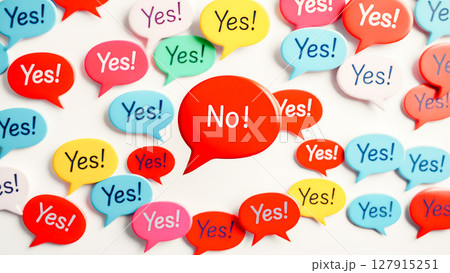 カラフルなYesの中に1つだけNoの吹き出し 声を上げる勇気 127915251