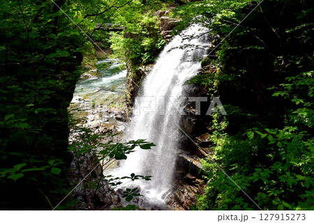 日光市　龍王峡の虹見の滝と新緑 127915273