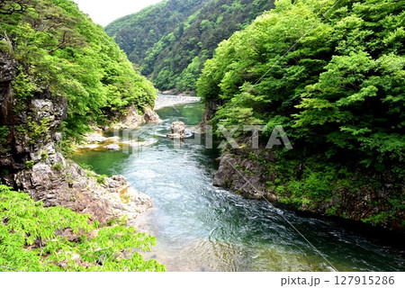 日光市　龍王峡と新緑の山並み 127915286