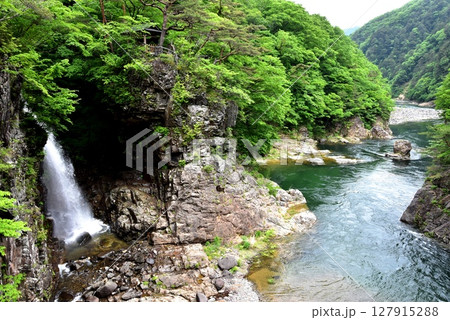 日光市　龍王峡の虹見の滝と新緑の山並み 127915288