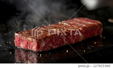 鉄板で焼く美味しそうな牛ステーキ肉 127915360