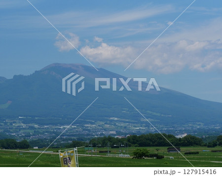 晴れた日の浅間山 127915416