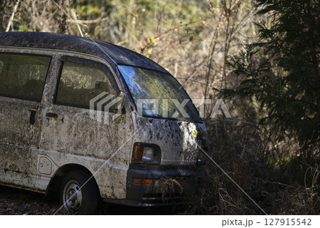 山中に放置されたバン 山中に放置されたバン 127915542