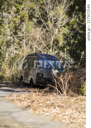 山中に放置されたバン 127915544