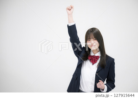 ガッツポーズをする女子高生 127915644