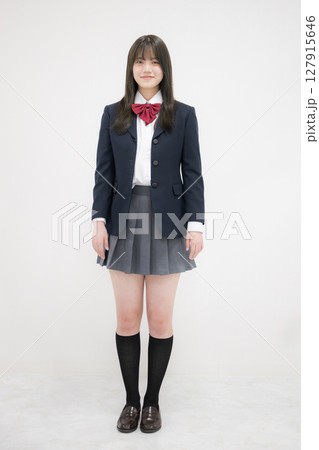 女子高生の全身正面　白背景 127915646