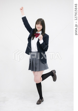 ガッツポーズをする女子高生の全身　白背景 127915648