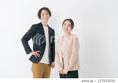 オフィスカジュアルのビジネスパーソン 127915656