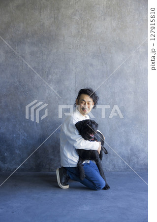 愛犬とくつろぐ男性　 127915810