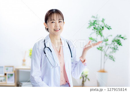 診察する女性医師 診察する女性医師 127915814