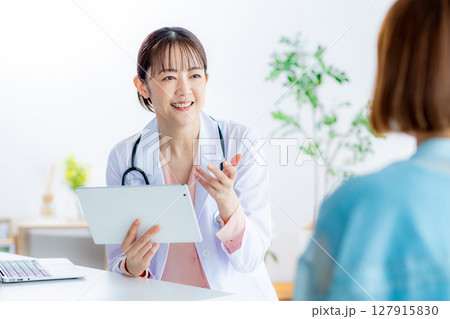 診察する女性医師 診察する女性医師 127915830