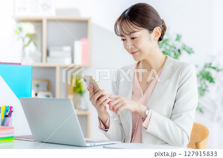 スマートフォンを操作する女性 127915833