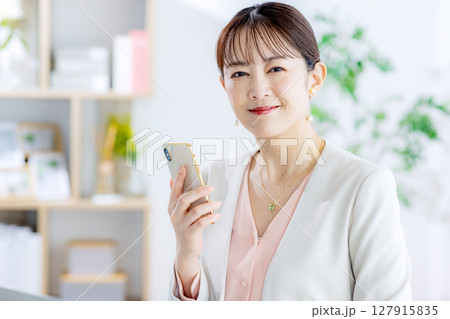 スマートフォンを操作する女性 スマートフォンを操作する女性 127915835