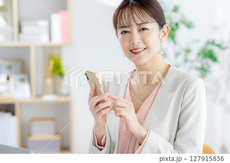 スマートフォンを操作する女性 127915836