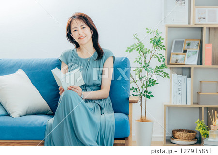 本を読むミドル女性 本を読むミドル女性 127915851