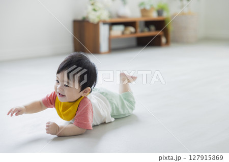 ハイハイする赤ちゃん 127915869