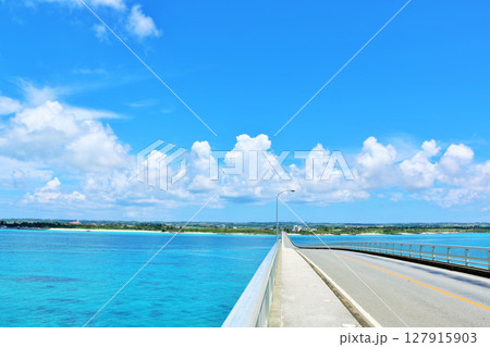 沖縄　宮古島　夏の青空と来間大橋 127915903