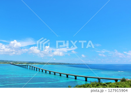 沖縄　宮古島　夏の青空と来間大橋 127915904