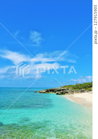 沖縄　夏の青空と宮古島の海 127915905