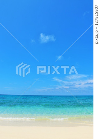 沖縄　夏の青空と宮古島の海 127915907