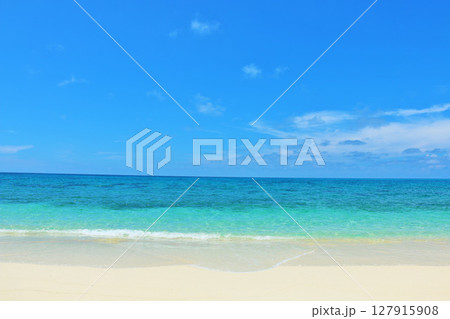 沖縄　夏の青空と宮古島の海 127915908