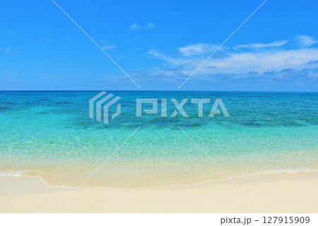 沖縄 夏の青空と宮古島の海 沖縄 夏の青空と宮古島の海 127915909