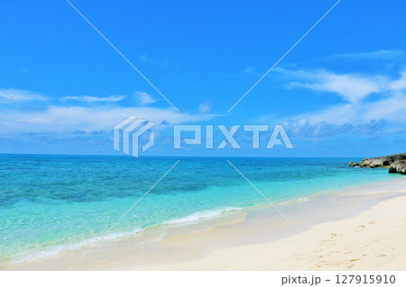 沖縄　夏の青空と宮古島の海 127915910