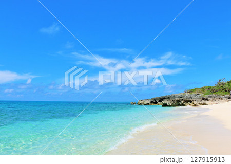 沖縄　夏の青空と宮古島の海 127915913
