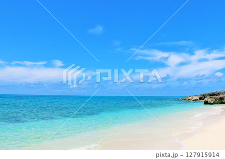 沖縄 夏の青空と宮古島の海 沖縄 夏の青空と宮古島の海 127915914