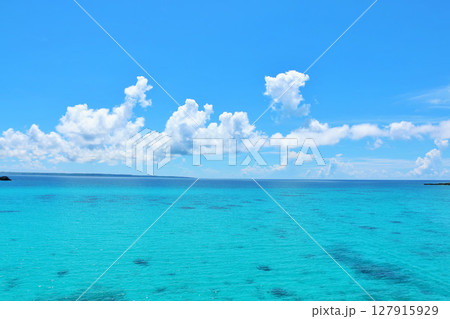沖縄　宮古島の青空と海 127915929