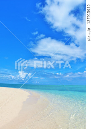沖縄　夏の青空と池間島の海 127915930