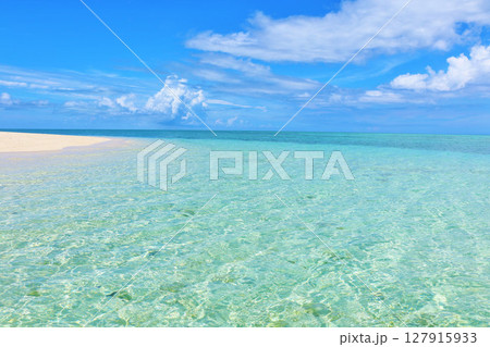 沖縄　夏の青空と池間島の海 127915933
