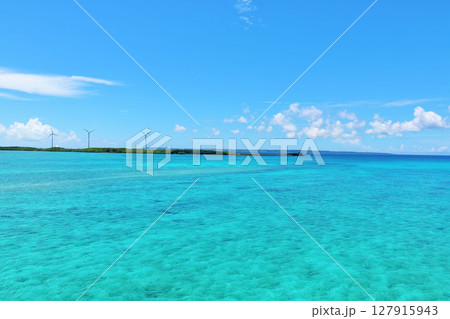 沖縄　宮古島の青空と海 127915943