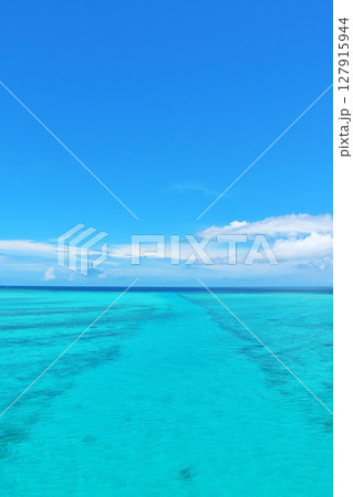 沖縄　宮古島の青空と海 127915944