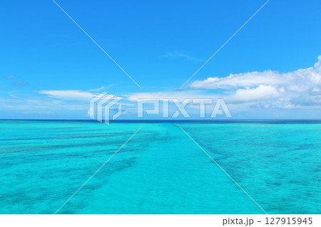 沖縄　宮古島の青空と海 127915945