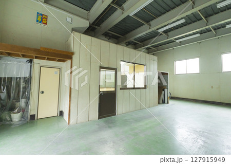 工場内のプレハブ 休憩室 工場内のプレハブ 休憩室 127915949