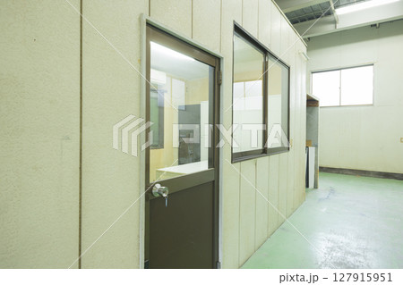 工場内のプレハブ　休憩室 127915951