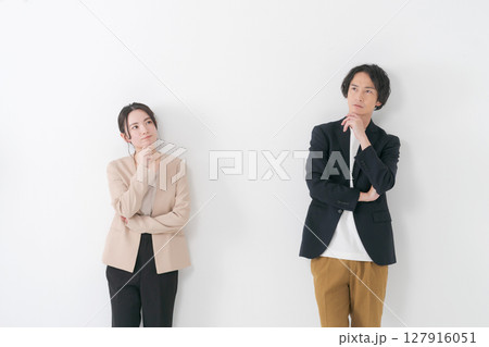 考える表情の男性と女性 127916051