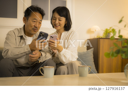 夜のリビングのミドル夫婦 夜のリビングのミドル夫婦 127916137