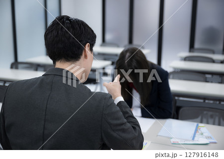 成績が中々上がらずに叱責される学生　かわいそう 127916148