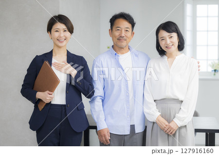 ミーティングをするミドル夫婦 ミーティングをするミドル夫婦 127916160