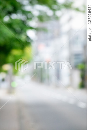 道路と町並みのぼかし背景 127916424