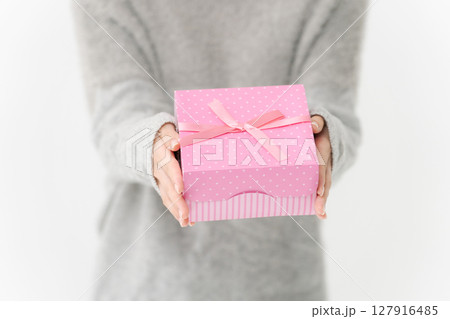 プレゼントを持つ若い女性 127916485