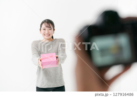 プレゼントを持つ若い女性 プレゼントを持つ若い女性 127916486