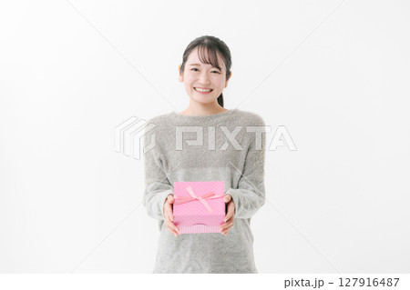プレゼントを持つ若い女性 127916487