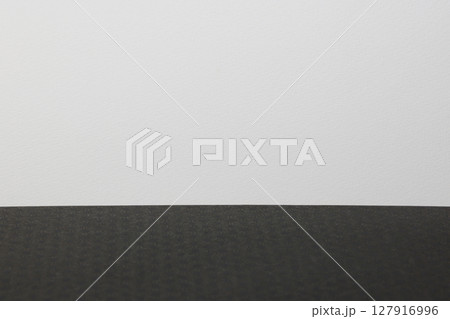 白い壁と黒い和柄の地面 127916996