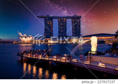 シンガポールの美しい夜景の風景 シンガポールの美しい夜景の風景 127917137