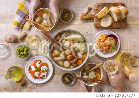 いつもの食卓テーブル風景 127917277