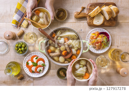 いつもの食卓テーブル風景 いつもの食卓テーブル風景 127917278